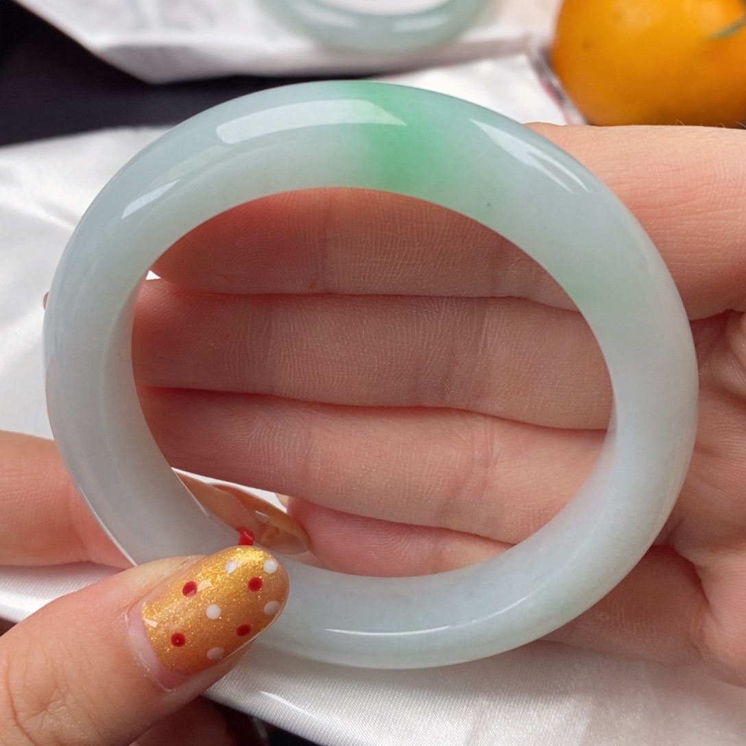 翡翠手镯未镶嵌56圈口