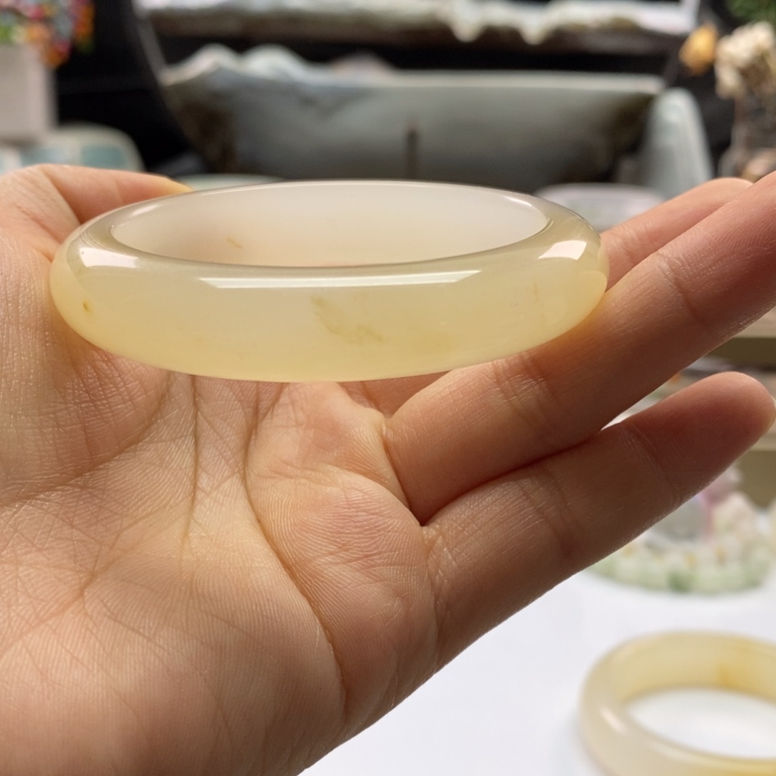 石英质玉手镯未镶嵌c***3