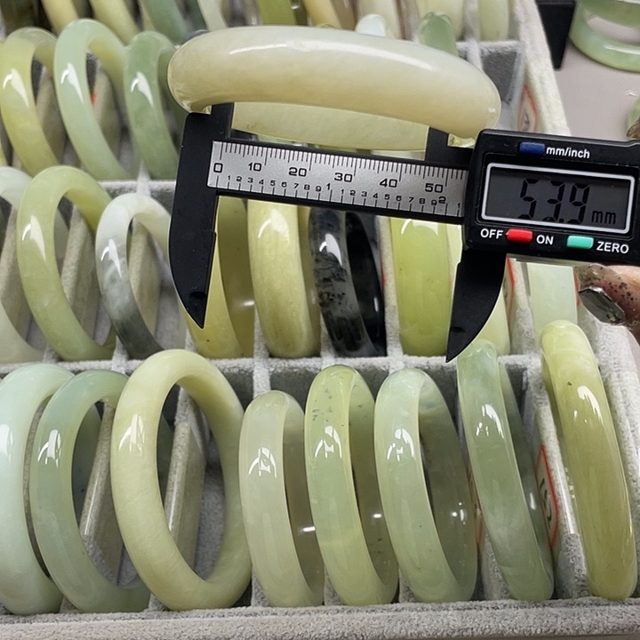 蛇纹石玉未镶嵌手镯131