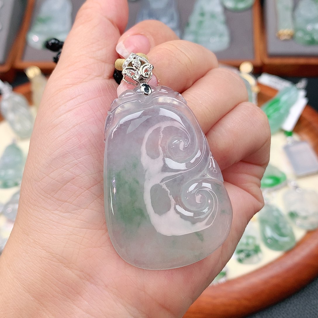 颈饰18K金镶嵌翡翠如意