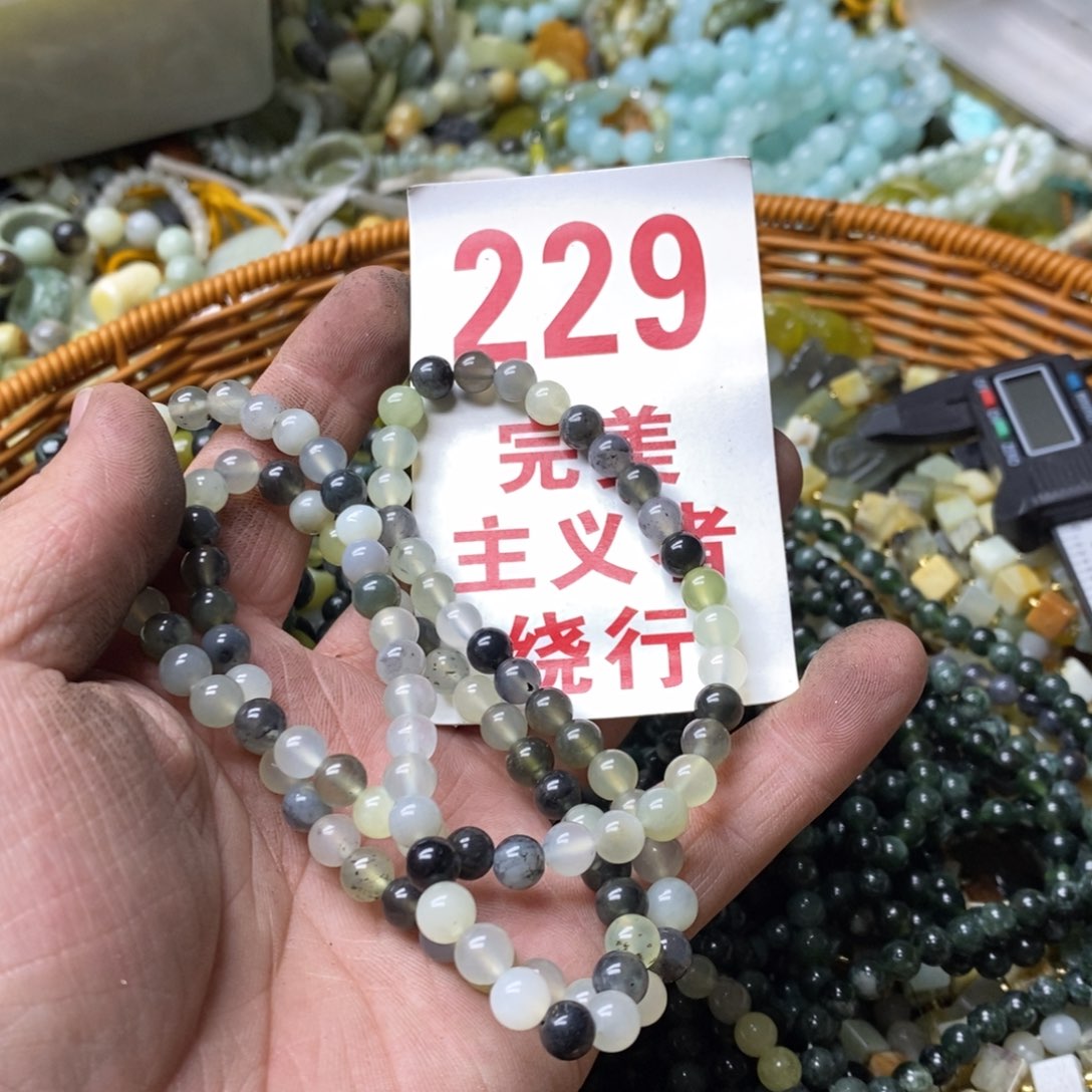 蛇纹石玉挂坠未镶嵌