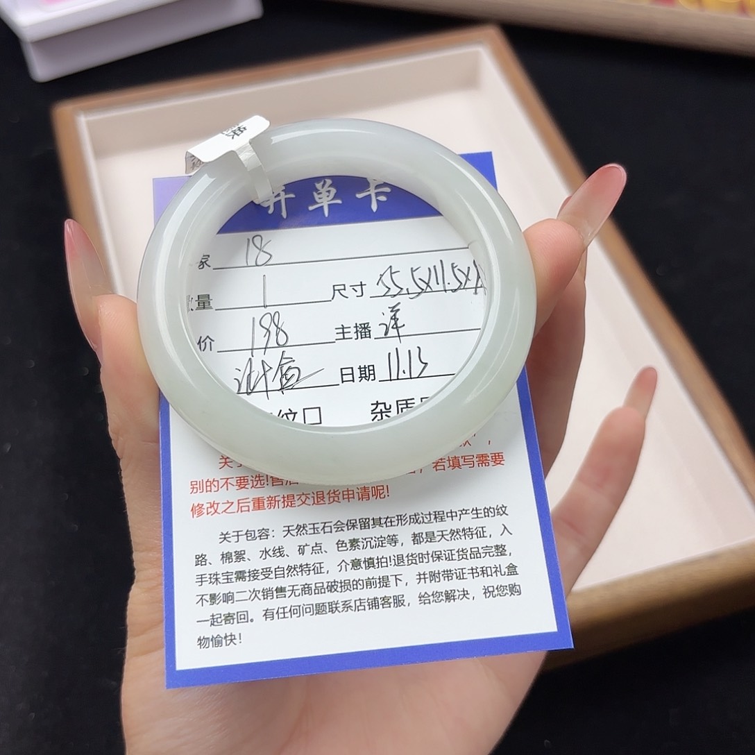 未镶嵌手镯石英质玉?**8