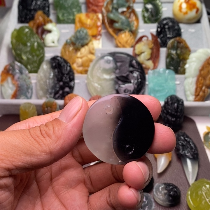 刹***那未镶嵌蛇纹石玉颈饰