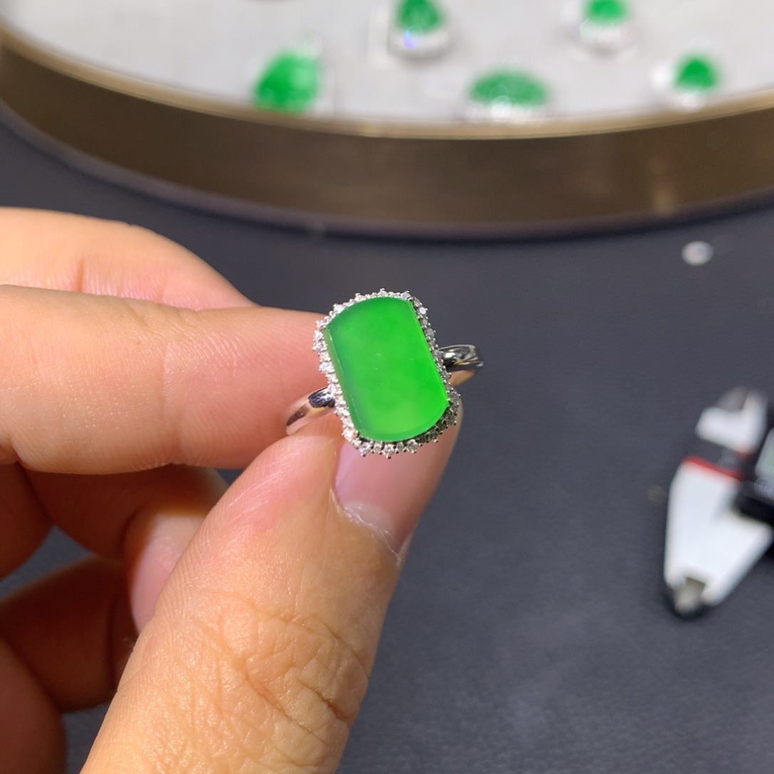 翡翠戒指18K金镶嵌翡翠