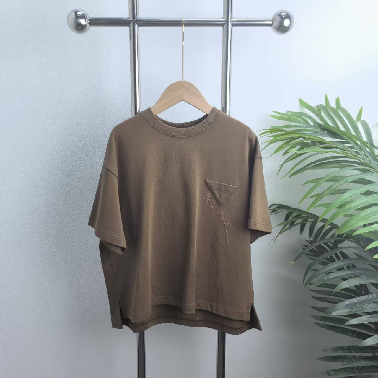 【2002】咖色T恤B2-10