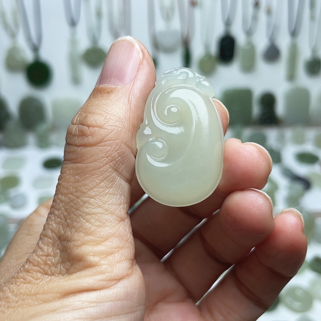 颈饰未镶嵌和田玉鲜**谈