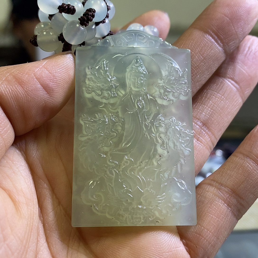 岫玉未镶嵌颈饰一个