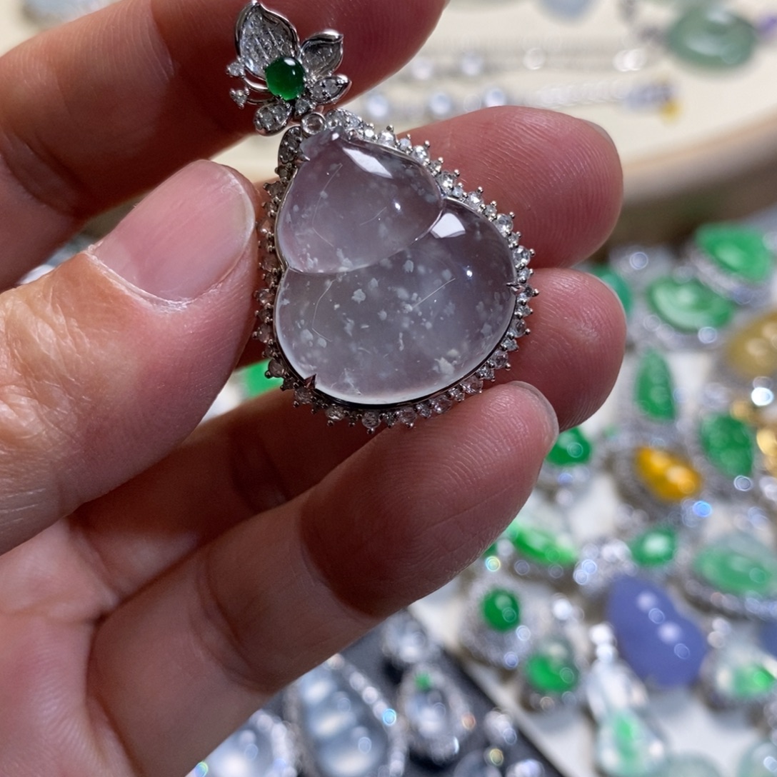 刘***翡翠18K金镶嵌吊坠(不含链)葫芦