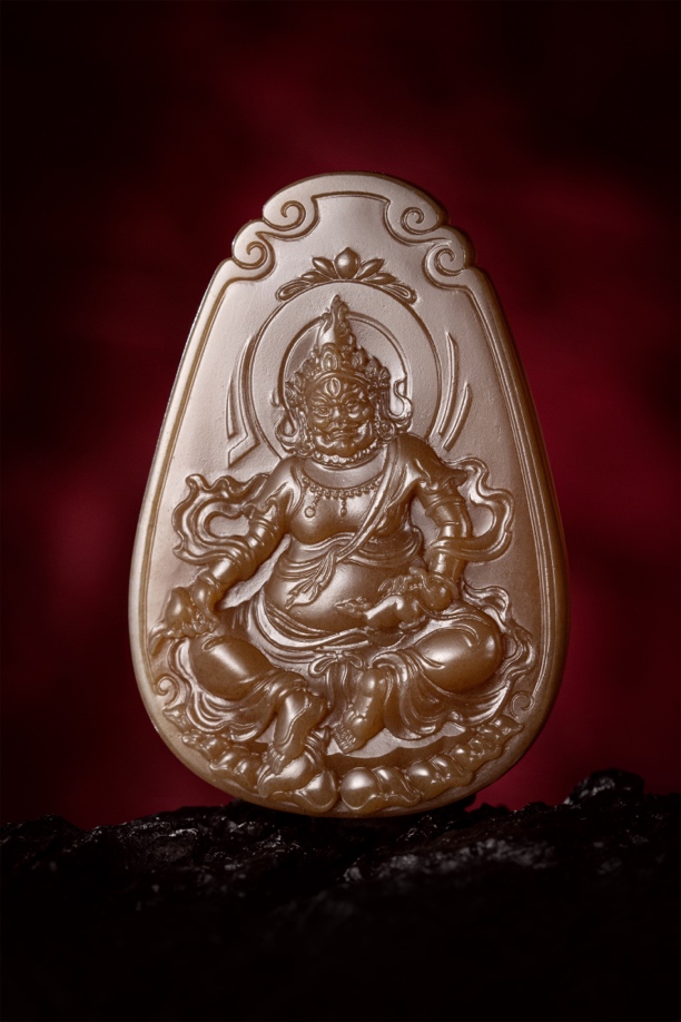 新疆和田玉且末金山纯糖设计雕刻：黄财神