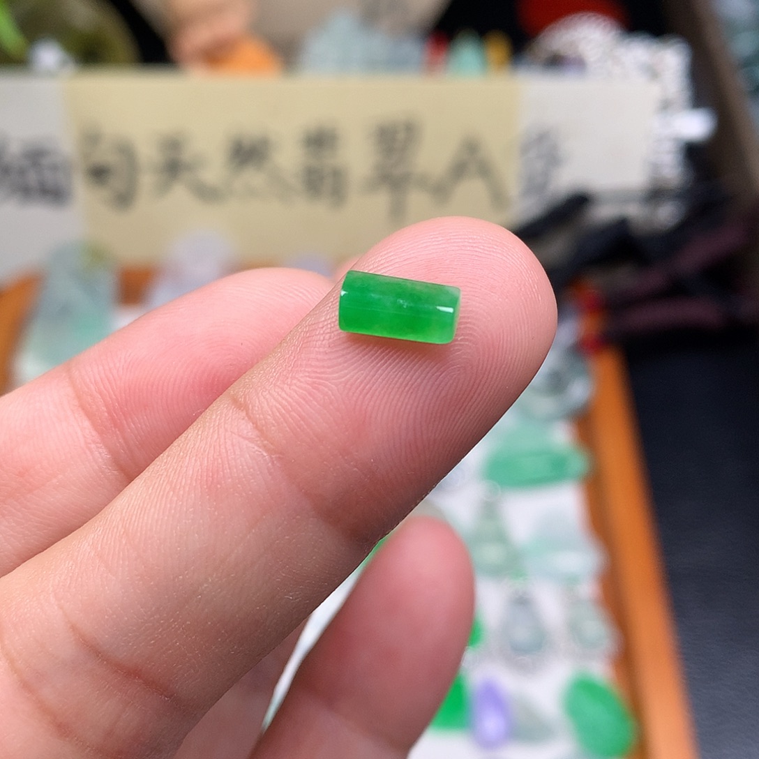 翡翠裸石缅甸天然A货翡翠阳绿条形