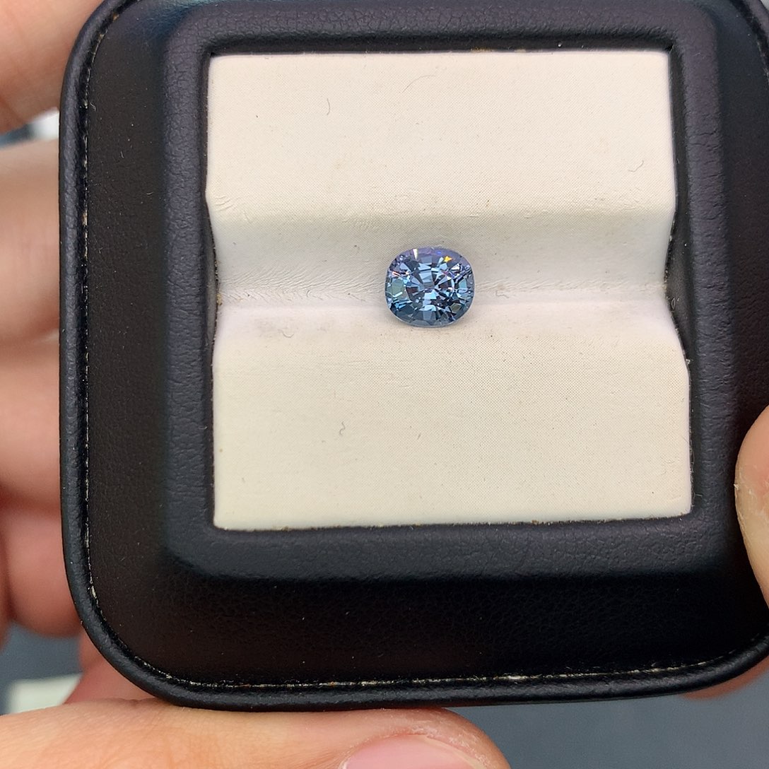 尖晶石裸石1.34克拉全净金属色蓝尖晶