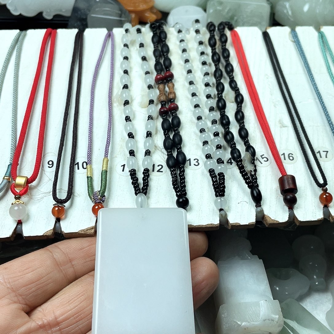 别***，石英质玉（天山翠）未镶嵌颈饰