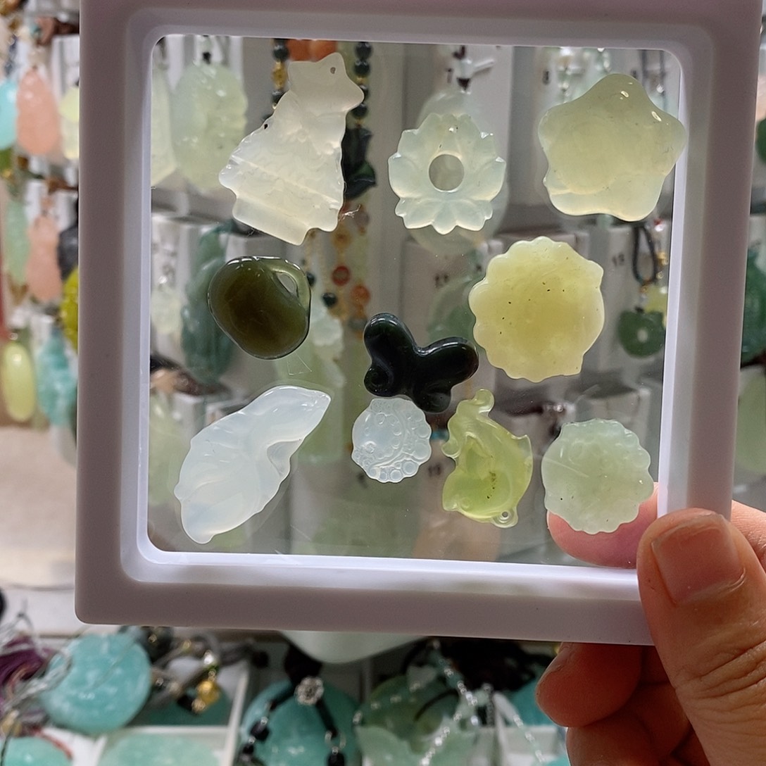 蛇纹石玉颈饰未镶嵌