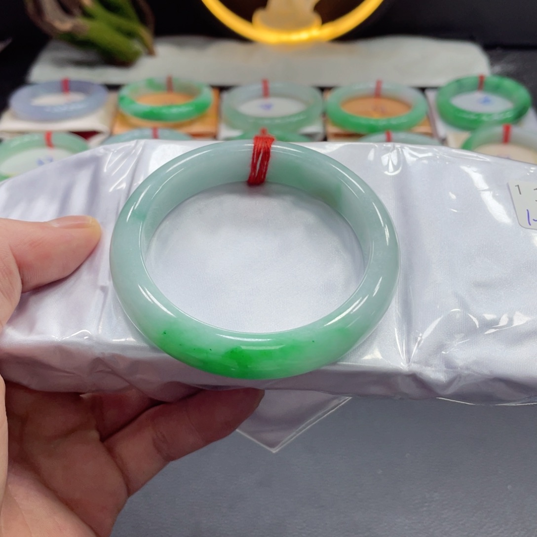 翡翠手镯未镶嵌翡翠手镯