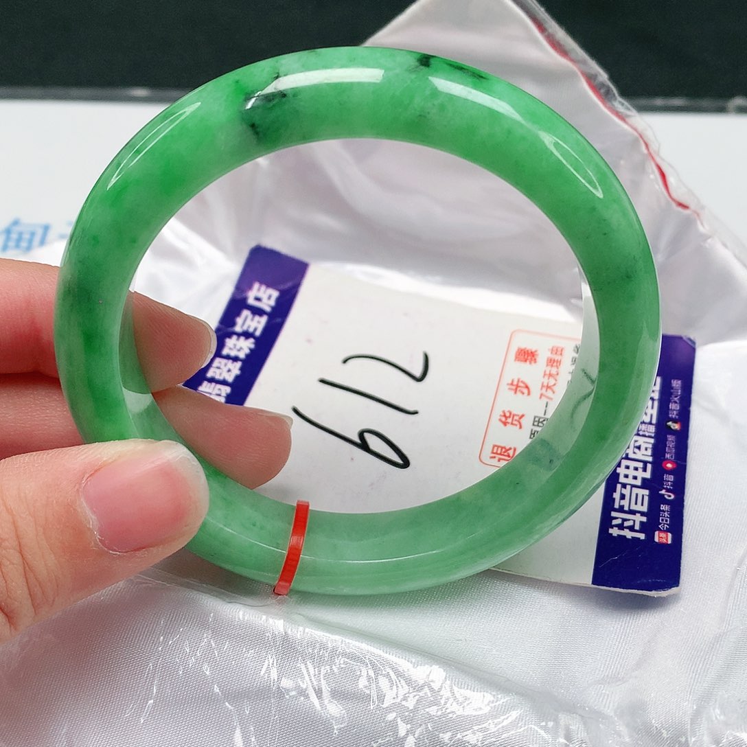 翡翠手镯未镶嵌翡翠