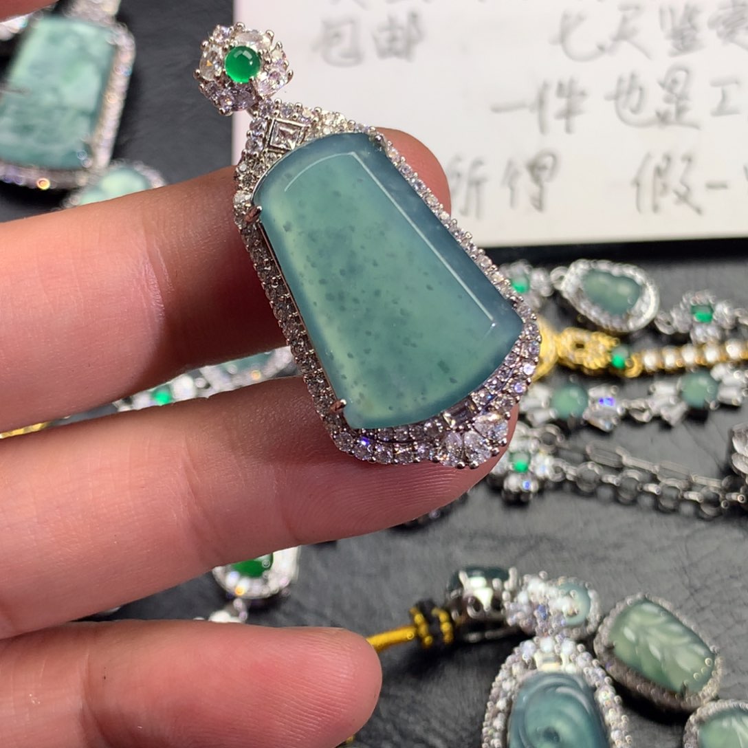 翡翠颈饰未镶嵌无事牌