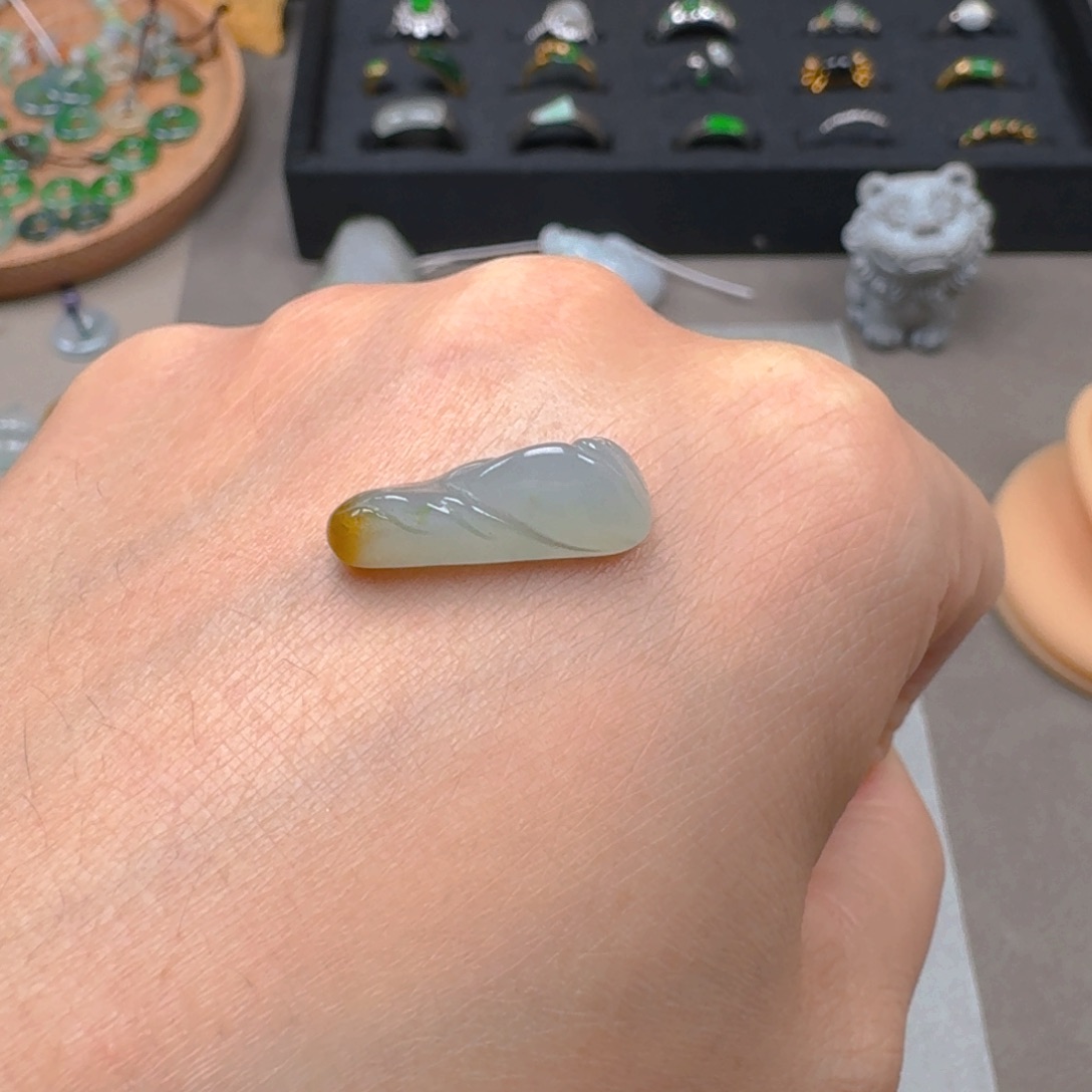 翡翠颈饰未镶嵌缅甸A货翡翠山