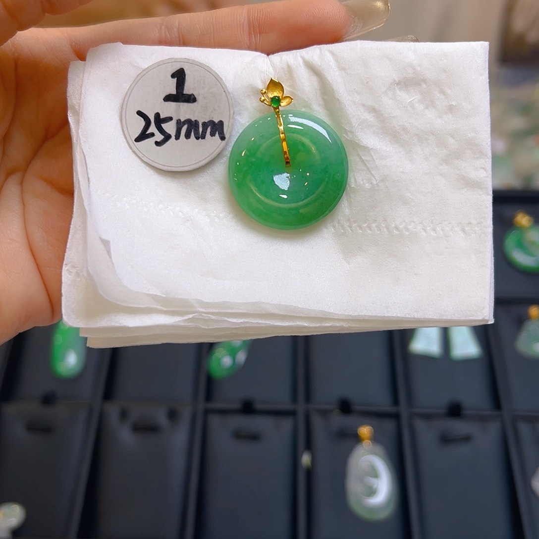 翡翠颈饰18K金镶嵌翡翠