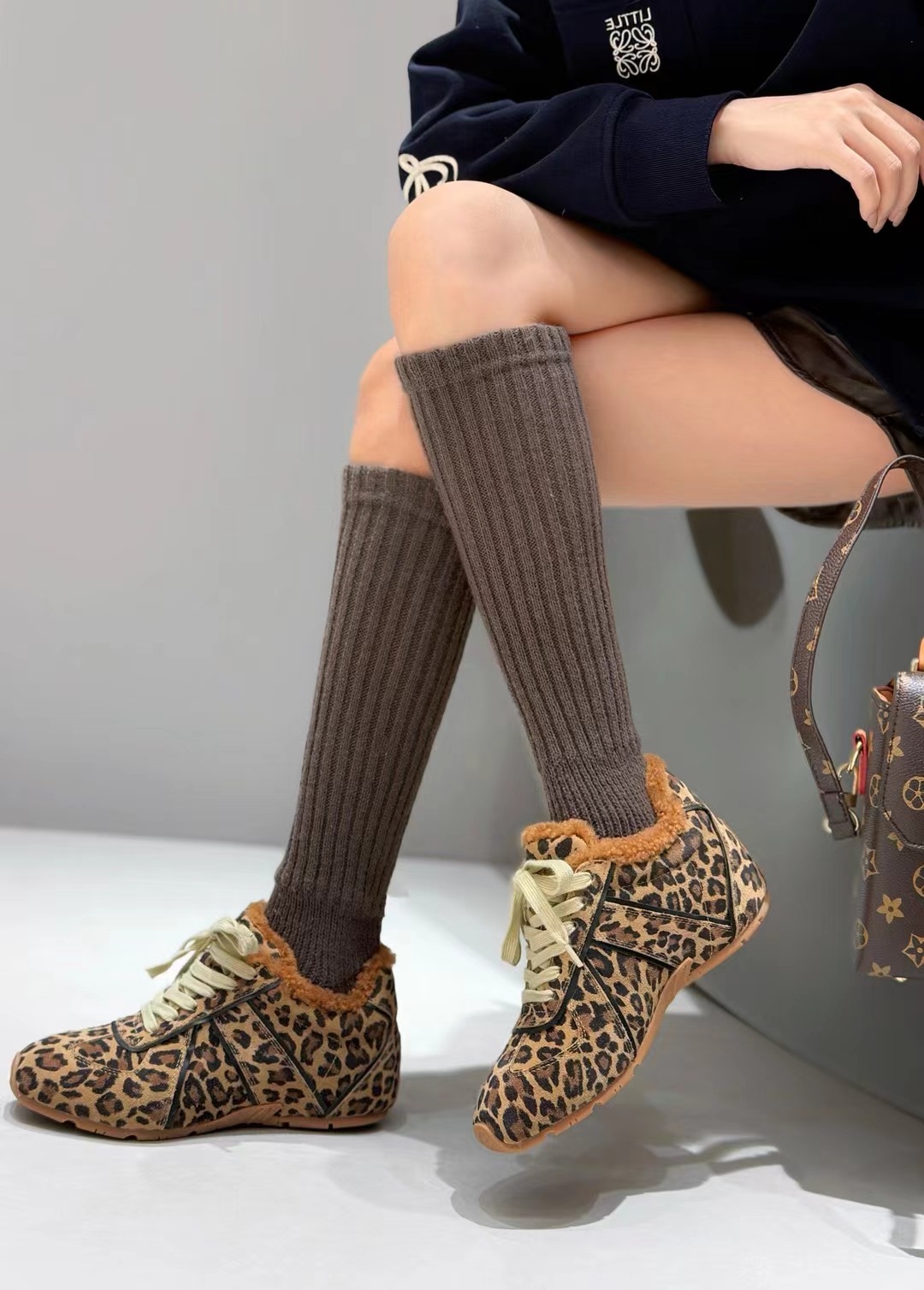 萝茜妮嫚秋冬新款时尚真皮真毛保暖厚款日式常规款复古港风德训鞋