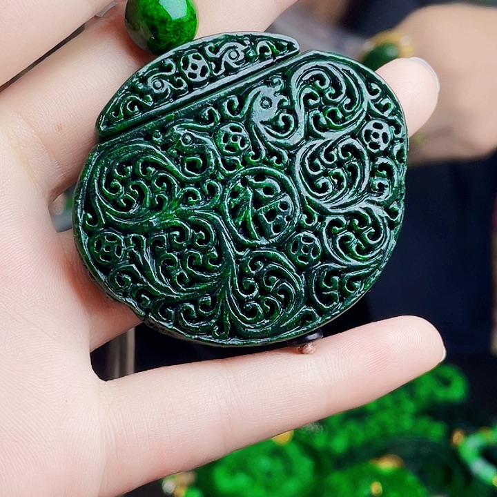 翡翠未镶嵌颈饰多样性