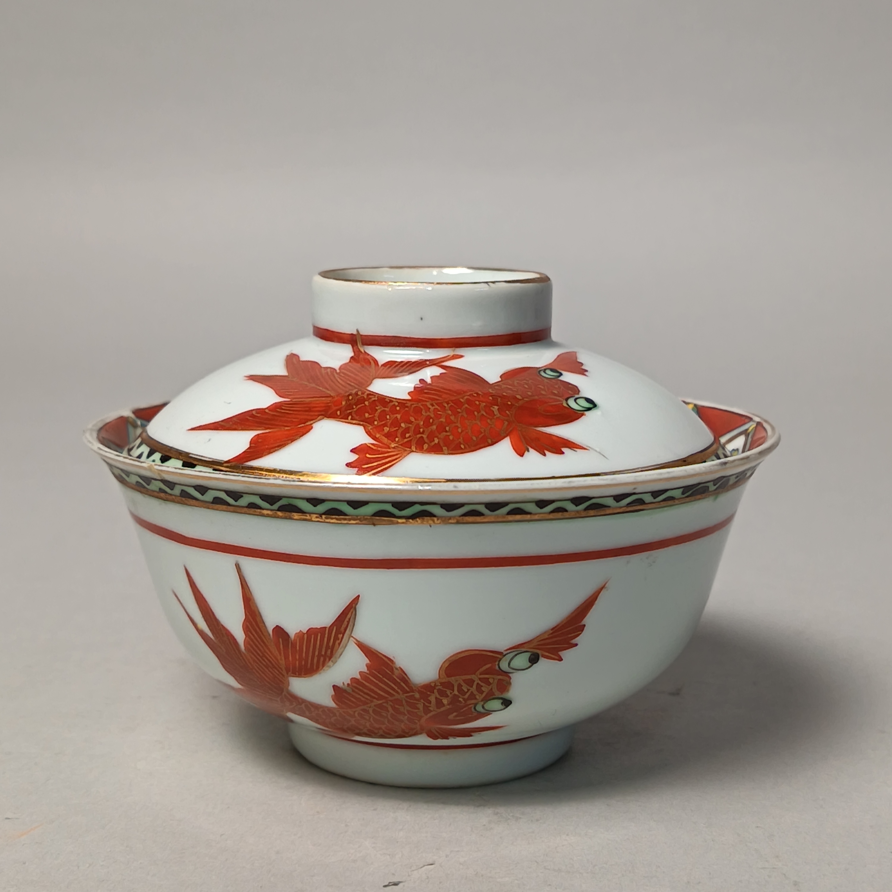 【010022370】民国 矾红描金鱼藻纹盖碗