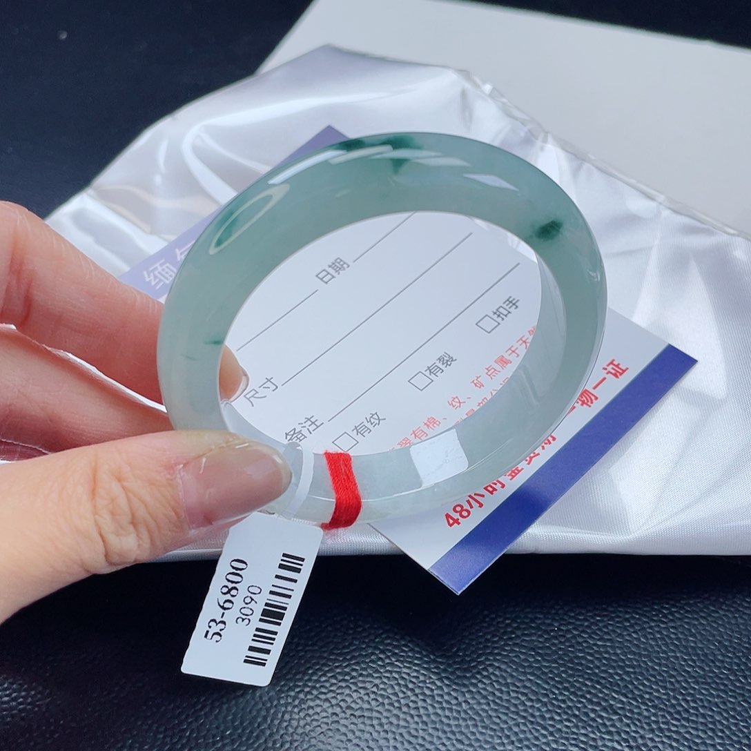 翡翠手镯未镶嵌翡翠