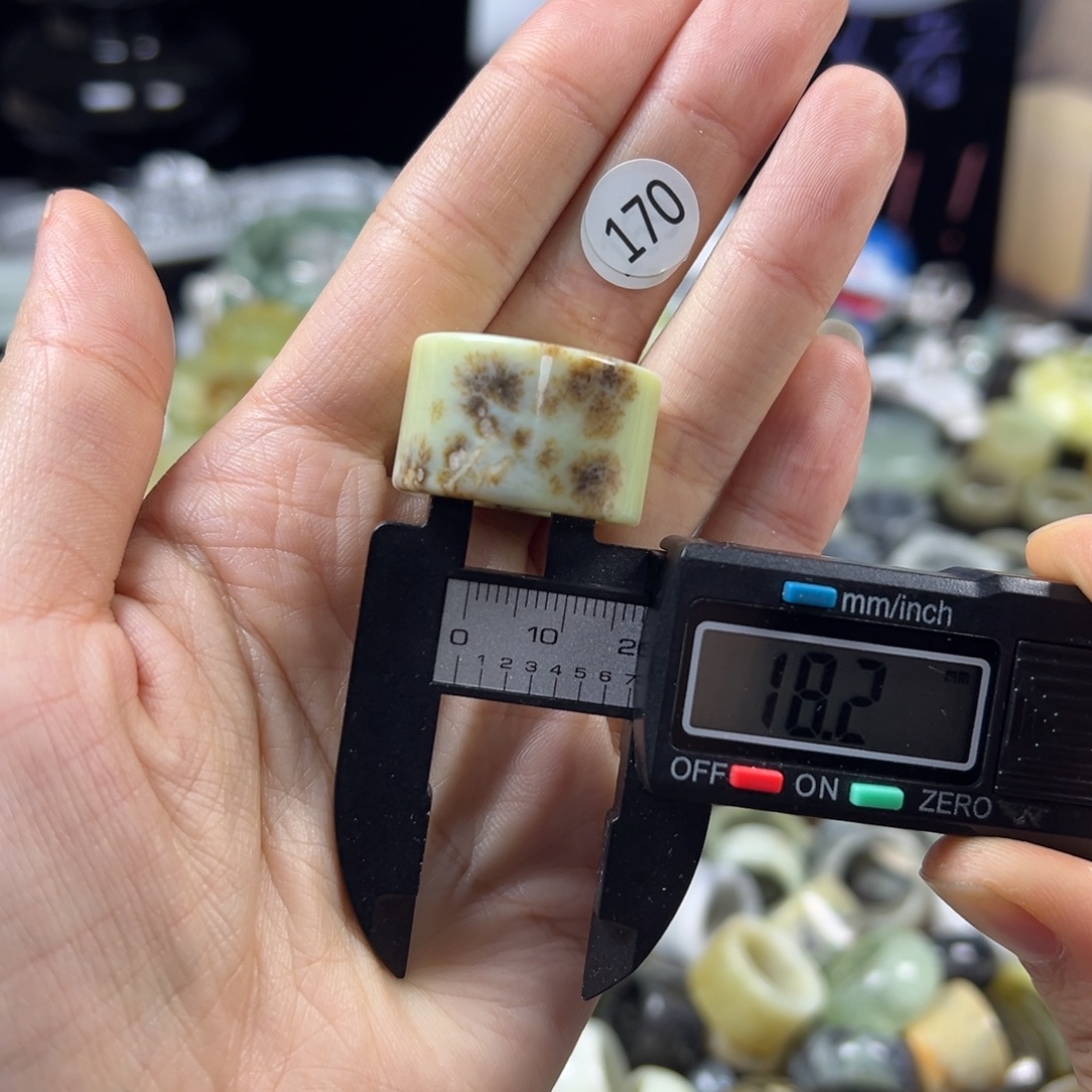 蛇纹石玉未镶嵌戒指