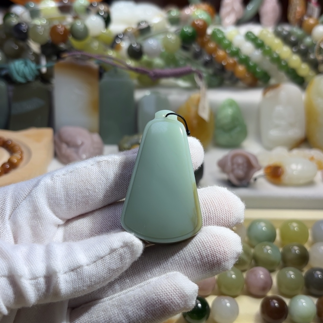 和田玉未镶嵌珠宝半成品沙枣青无事牌