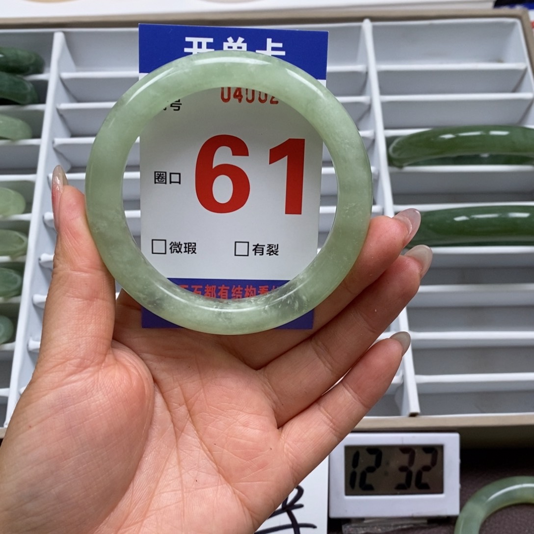 岫玉手镯未镶嵌我