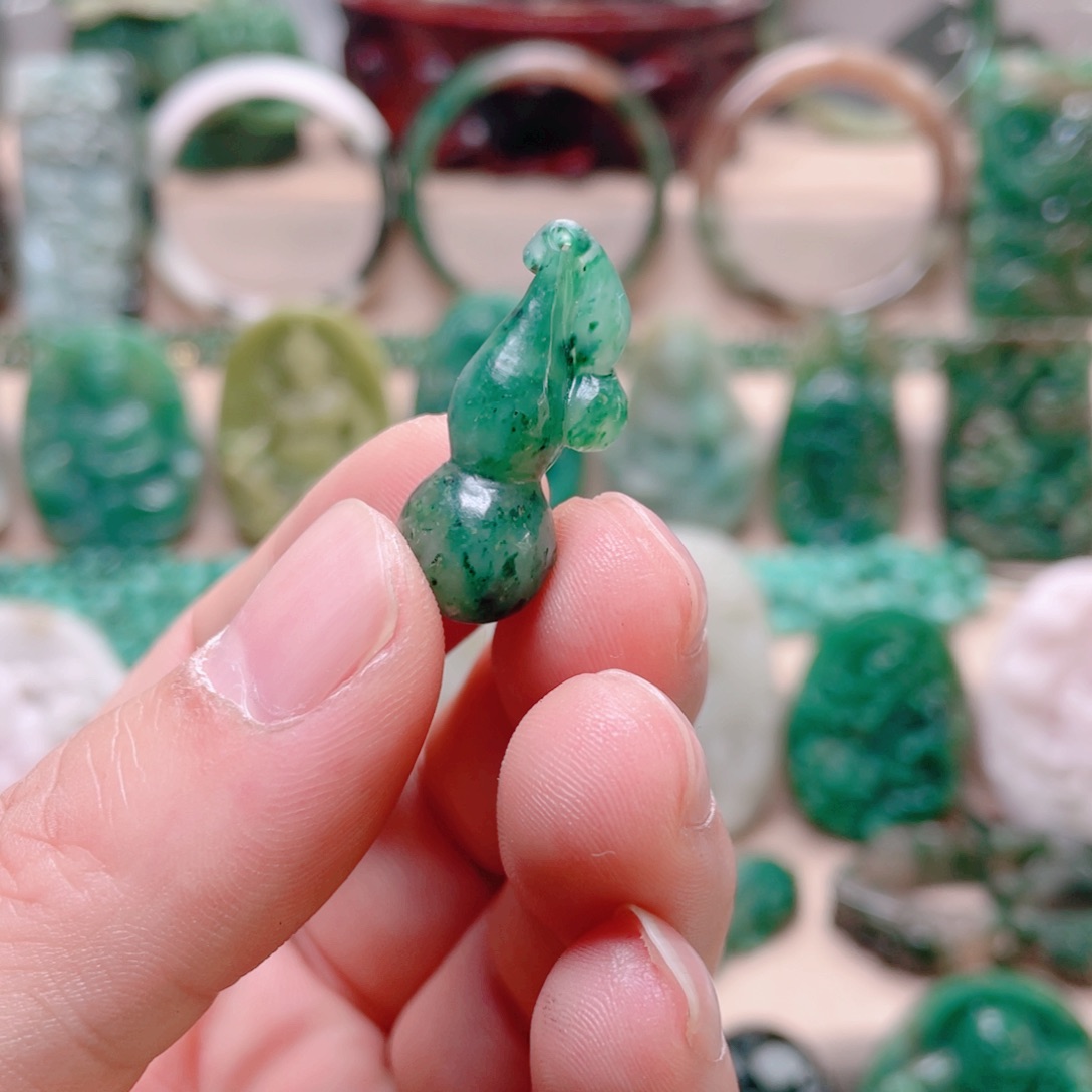 独山玉未镶嵌颈饰