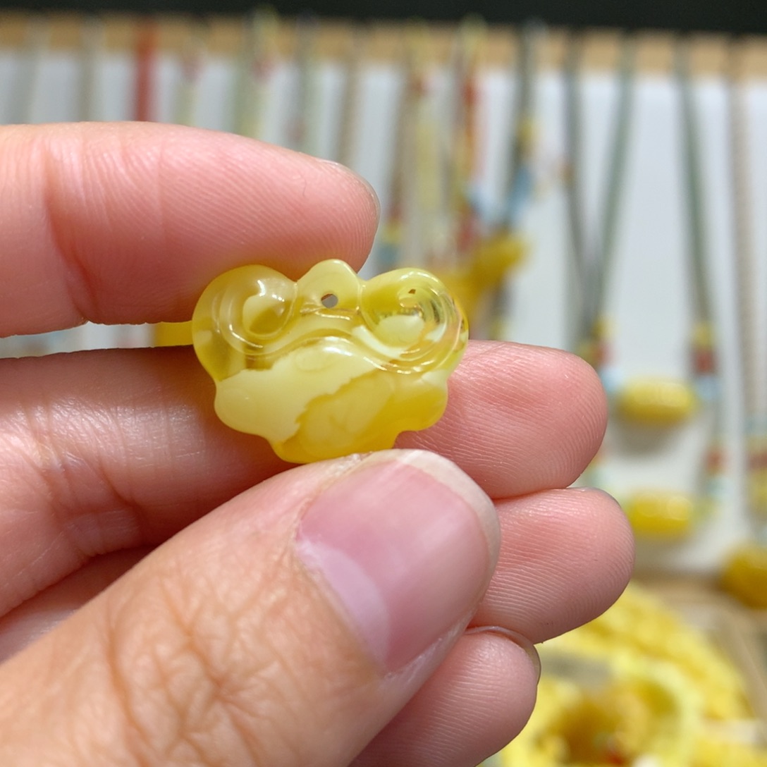 琥珀未镶嵌裸石配饰