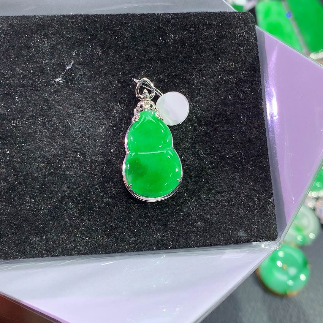 翡翠吊坠(赠链)18K金镶嵌