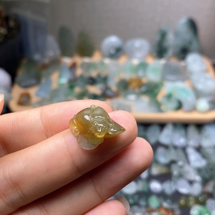 翡翠未镶嵌颈饰福在眼前