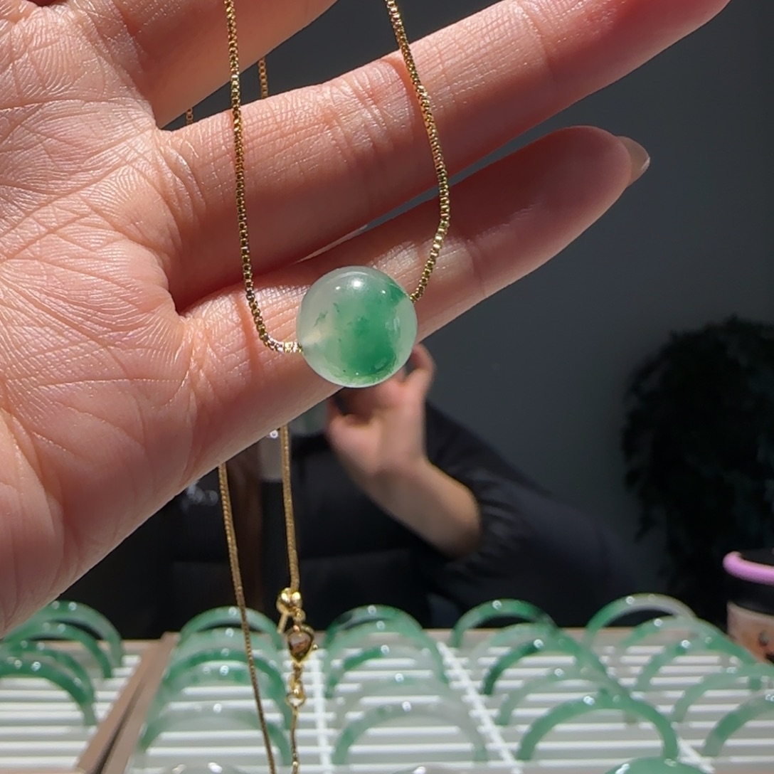 施***施石英质玉（非洲翠）未镶嵌颈饰