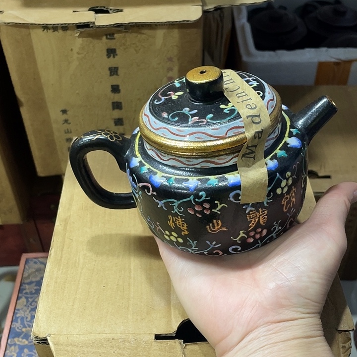 紫砂茶壶原矿泥料手工制作的一把紫砂壶。
