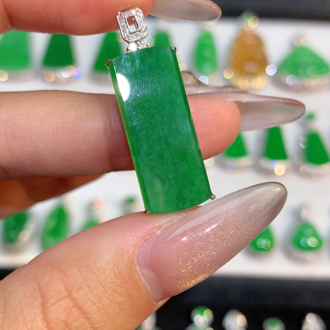 翡翠颈饰18K金镶嵌翡翠