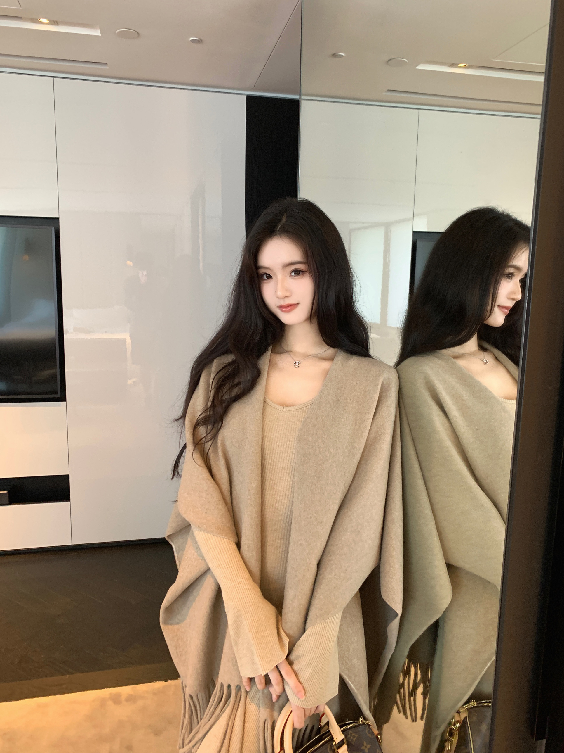 慵懒风纯色流苏披肩外搭斗篷女秋冬氛围感披风保暖围巾百搭