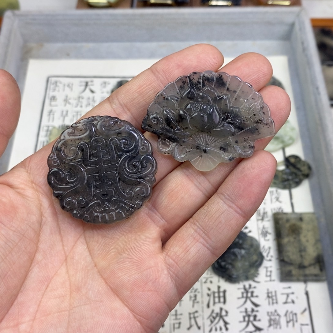 蜗***州岫玉未镶嵌颈饰岫玉吊坠