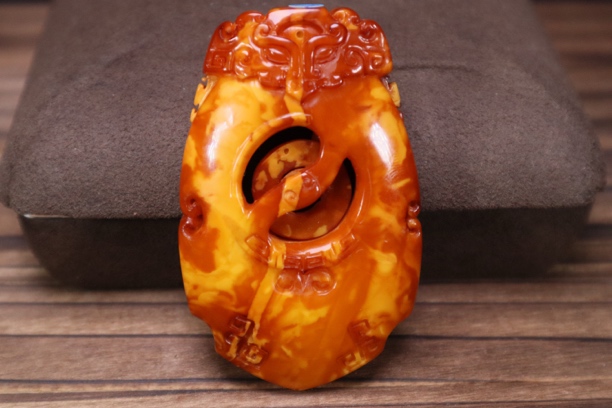 【青希珠宝】天然琥珀蜜蜡仿古龙牌雕刻件吊坠尺寸68*42.1mm