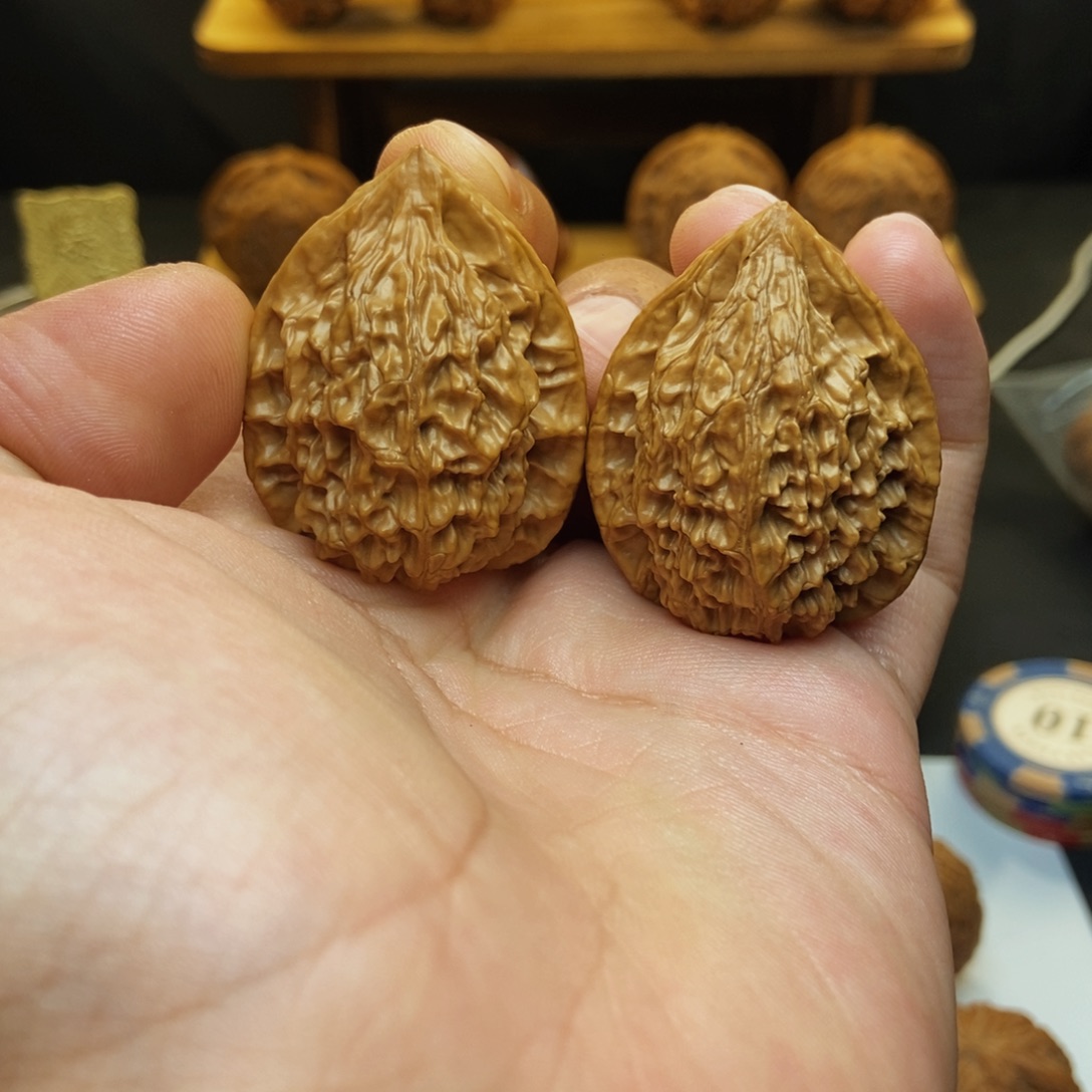 文玩核桃吊坠鸡心野生