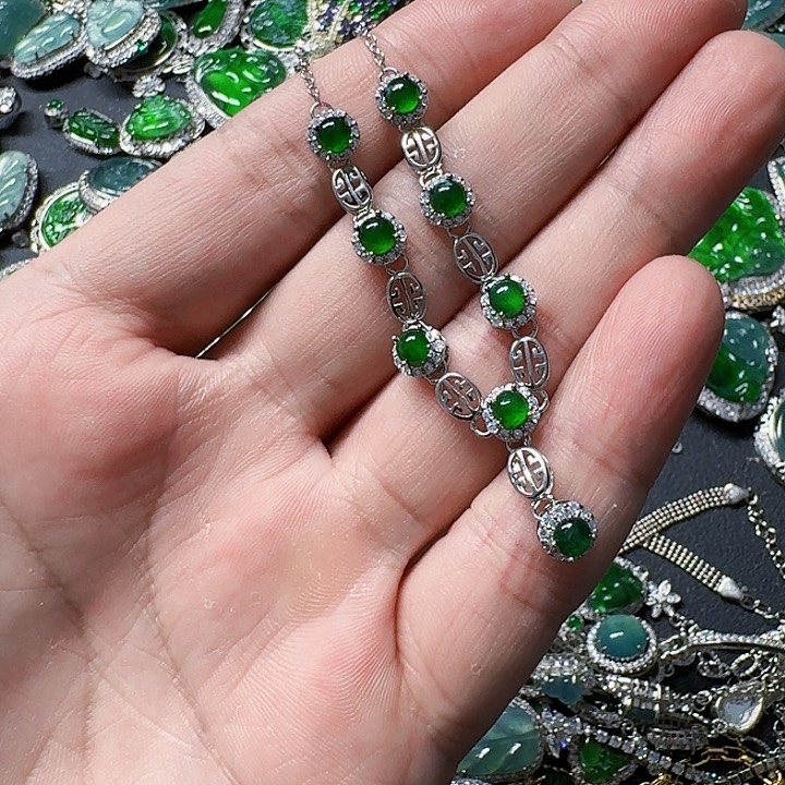 翡翠颈饰未镶嵌天然A货翡翠放漏