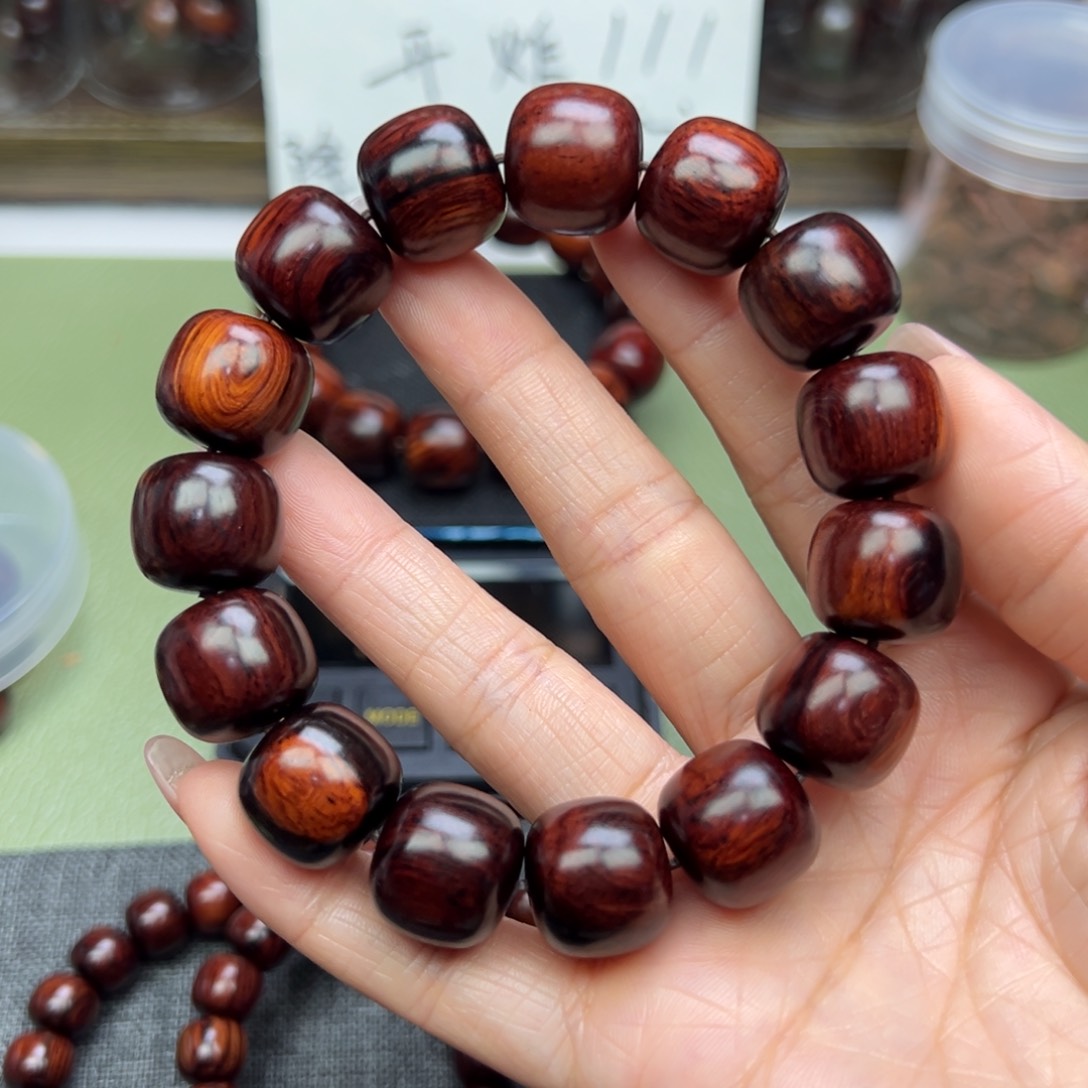 降真香其他海南红降1516顺纹满结油微暇。