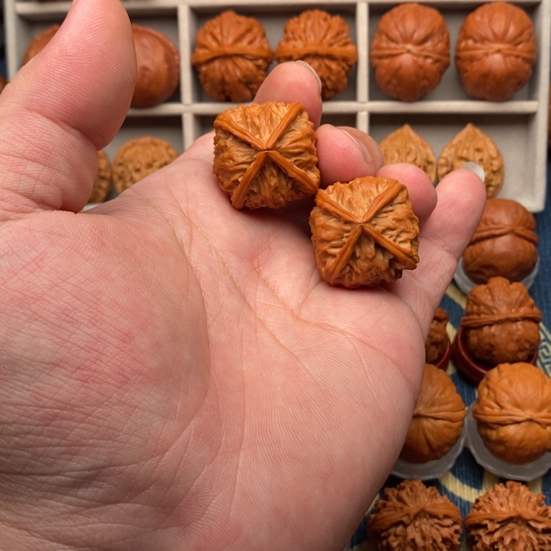 江***C把件文玩核桃皇冠四棱