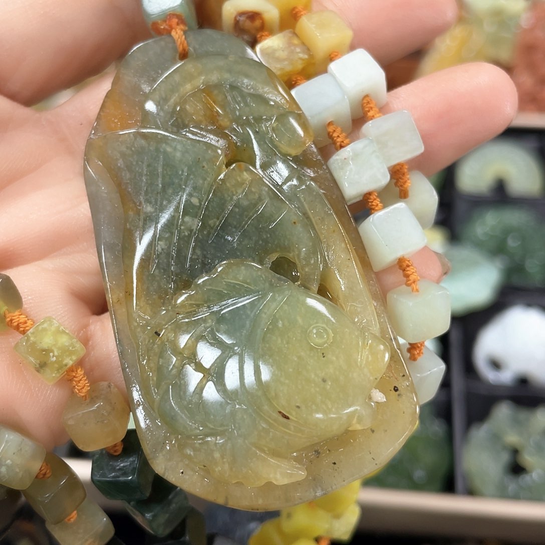 蛇纹石玉颈饰合金