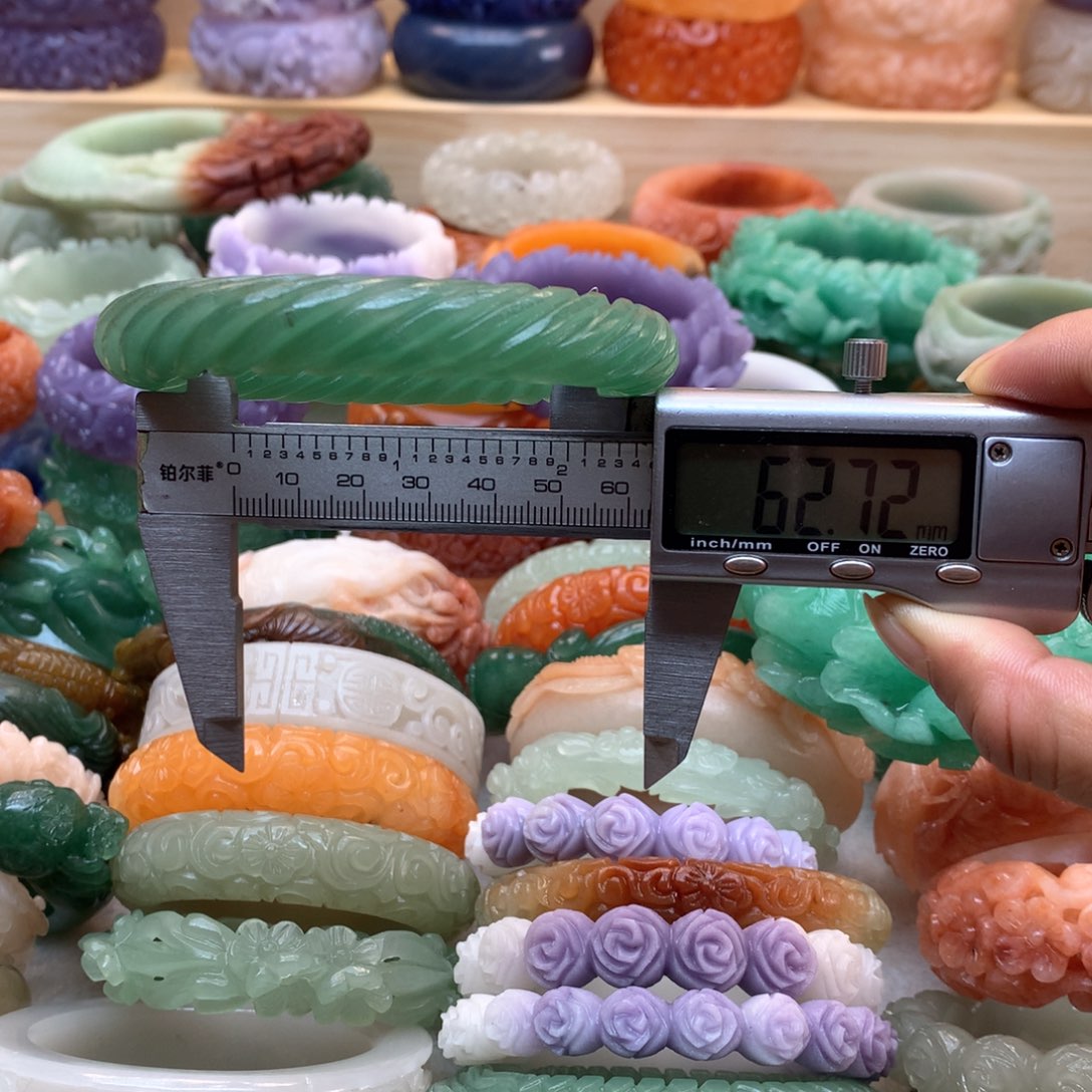 未镶嵌手镯石英质玉