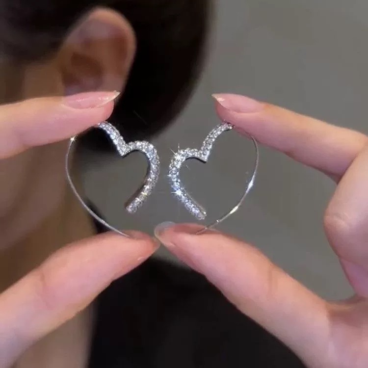 铜合金耳饰 高级感爱心耳环女轻奢小众设计简约气质百搭耳饰E2141