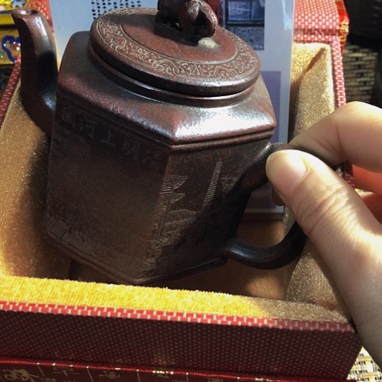 紫砂茶壶原矿泥料手工制作的紫砂壶。