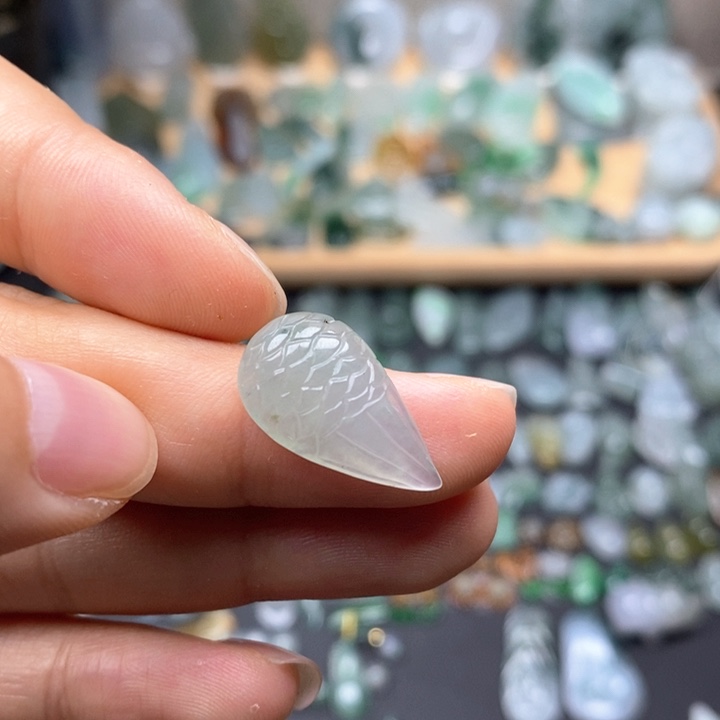 翡翠未镶嵌颈饰翅膀