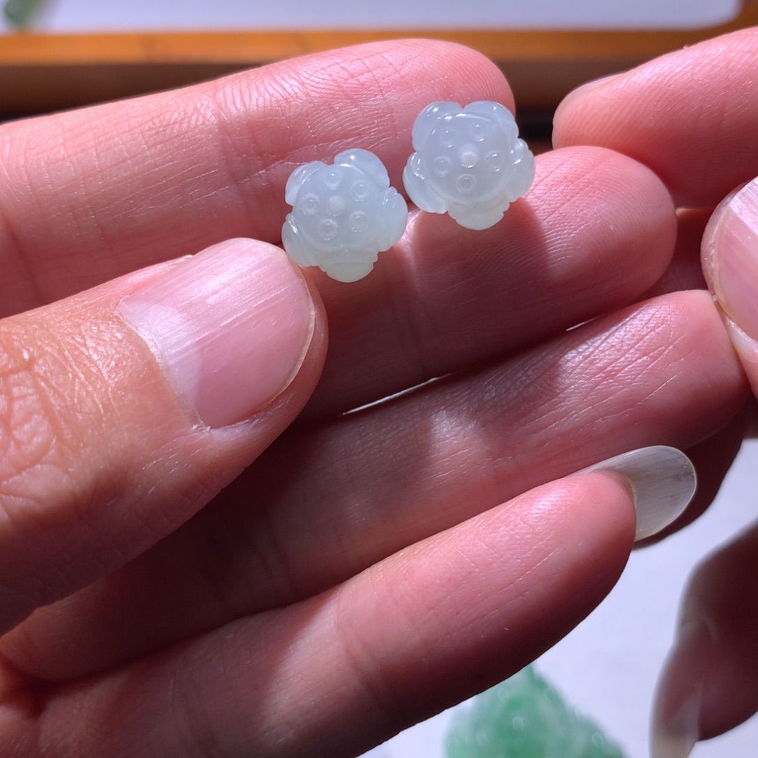 翡翠未镶嵌颈饰一对莲花珠