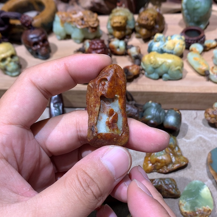 未镶嵌岫岩河磨玉（透闪石质玉）挂件